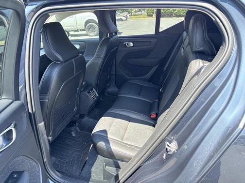 Denim Blue Metallic 2021 Volvo XC40 T5 Momentum