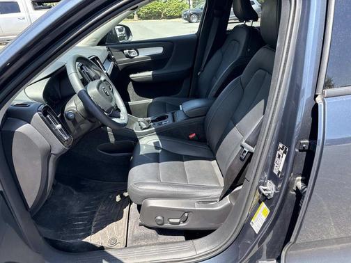 Denim Blue Metallic 2021 Volvo XC40 T5 Momentum