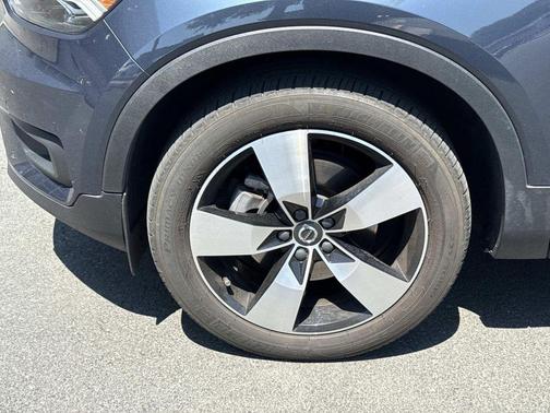 Denim Blue Metallic 2021 Volvo XC40 T5 Momentum