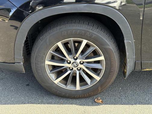 Midnight Black Metallic 2018 Toyota Highlander XLE