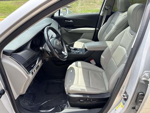Radiant Silver Metallic 2019 Cadillac XT4 Premium Luxury