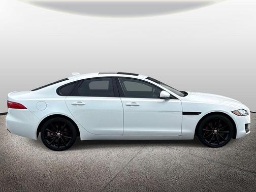 White 2016 Jaguar XF 35t Prestige