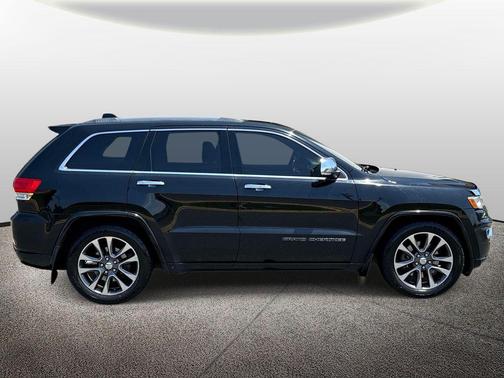 Diamond Black Crystal Pearlcoat 2017 Jeep Grand Cherokee Overland
