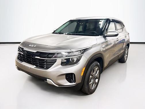 Steel Gray 2024 Kia Seltos LX