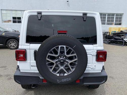 2025 Jeep Wrangler 4-Door Sahara 4x4