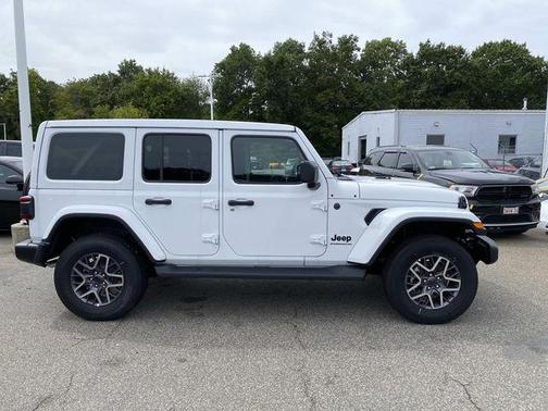 2025 Jeep Wrangler 4-Door Sahara 4x4