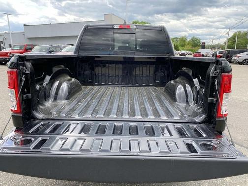 Diamond Black Crystal Pearlcoat 2022 RAM 1500 Big Horn/Lone Star