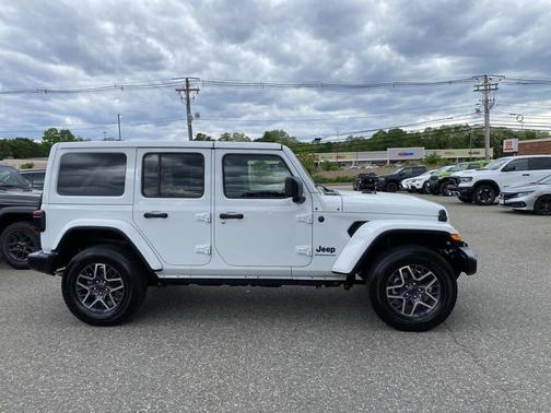 Bright White Clearcoat 2025 Jeep Wrangler 4-Door Sahara 4x4
