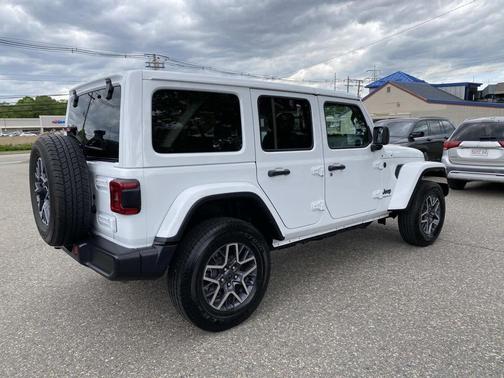 Bright White Clearcoat 2025 Jeep Wrangler 4-Door Sahara 4x4