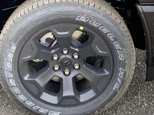 Diamond Black Crystal Pearlcoat 2026 RAM 1500 Express