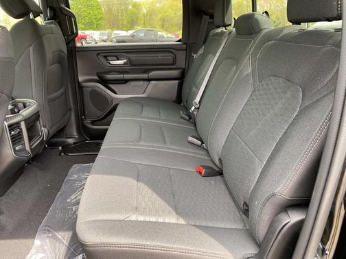 Diamond Black Crystal Pearlcoat 2026 RAM 1500 Express