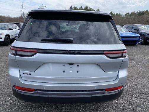 Silver Zynith 2026 Jeep Grand Cherokee Altitude