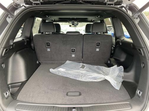 Silver Zynith 2026 Jeep Grand Cherokee Altitude