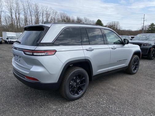 Silver Zynith 2026 Jeep Grand Cherokee Altitude