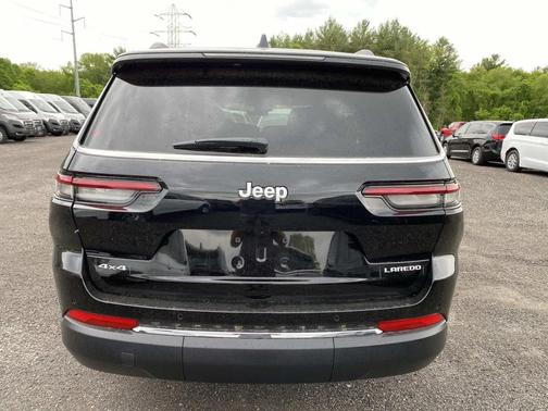 Diamond Black Crystal Pearlcoat 2026 Jeep Grand Cherokee L Altitude