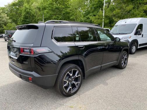 Diamond Black Crystal Pearlcoat 2026 Jeep Cherokee Overland