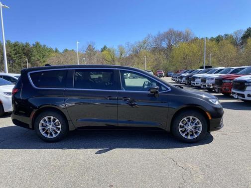 Diamond Black Crystal Pearlcoat 2026 Chrysler Pacifica L