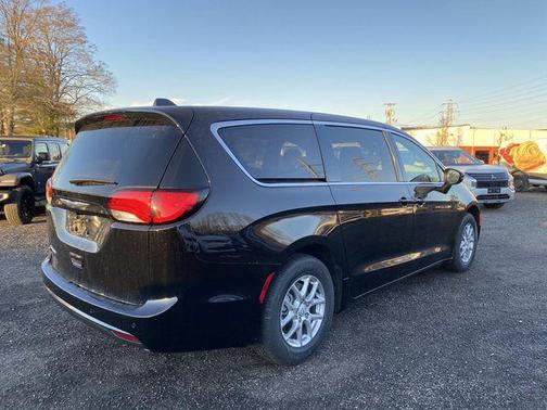 2026 Chrysler Voyager LX