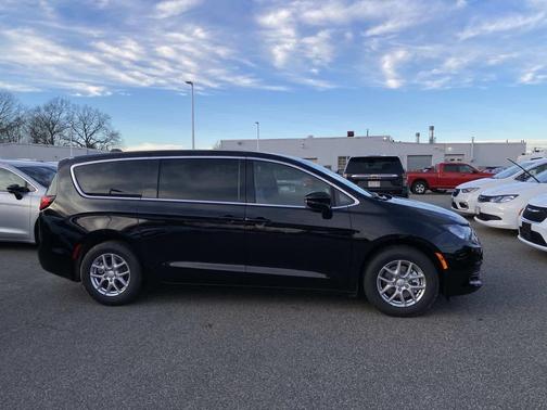2026 Chrysler Voyager LX