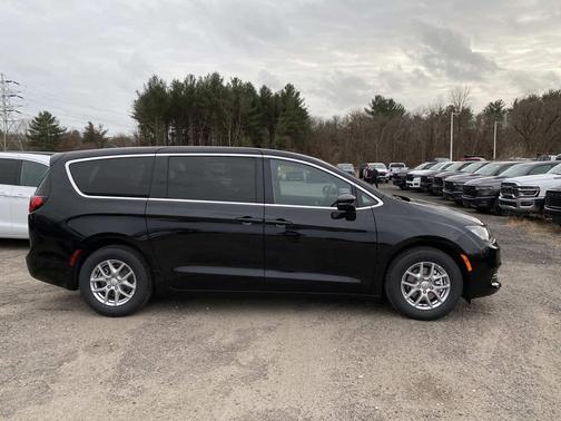 2026 Chrysler Voyager LX
