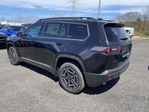 Diamond Black Crystal Pearlcoat 2026 Jeep Cherokee Laredo 4x4