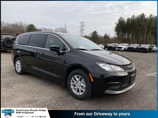 Diamond Black Crystal Pearlcoat 2026 Chrysler Voyager LX