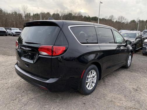 Diamond Black Crystal Pearlcoat 2026 Chrysler Voyager LX