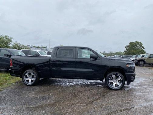 Diamond Black Crystal Pearlcoat 2026 RAM 1500 Express