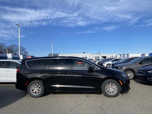 2026 Chrysler Voyager LX