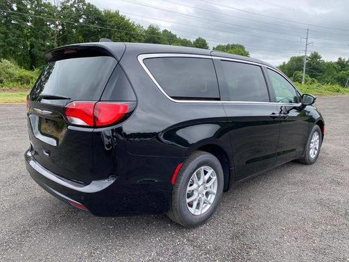 2025 Chrysler Voyager LX