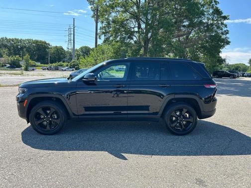 Diamond Black Crystal Pearlcoat 2023 Jeep Grand Cherokee Altitude