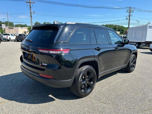 Diamond Black Crystal Pearlcoat 2023 Jeep Grand Cherokee Altitude