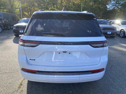Bright White Clearcoat 2027 Jeep Grand Cherokee Limited