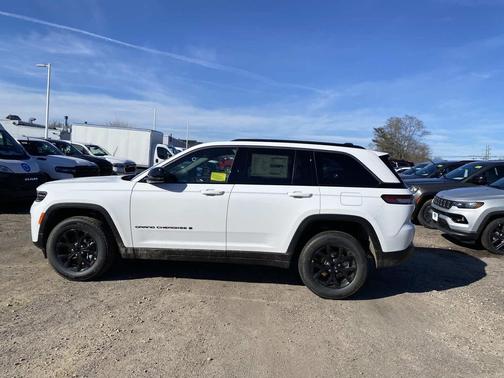 Bright White Clearcoat 2026 Jeep Grand Cherokee Altitude