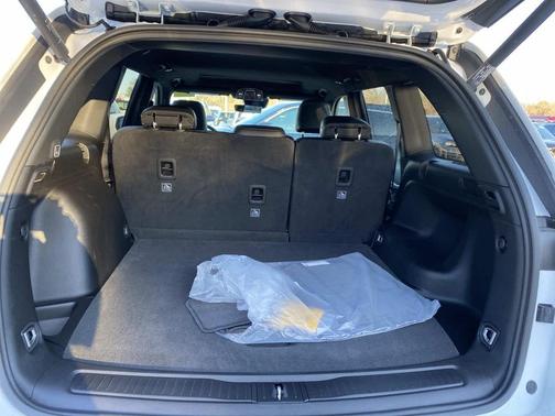 Bright White Clearcoat 2026 Jeep Grand Cherokee Altitude