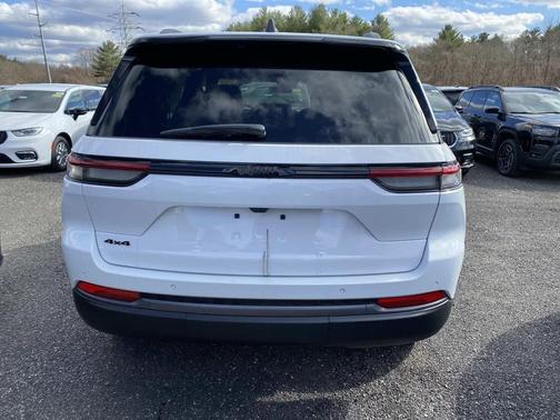 Bright White Clearcoat 2026 Jeep Grand Cherokee Altitude