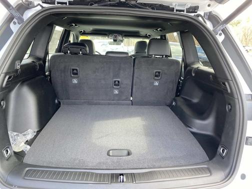 Bright White Clearcoat 2026 Jeep Grand Cherokee Altitude