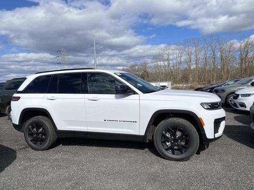 Bright White Clearcoat 2026 Jeep Grand Cherokee Altitude