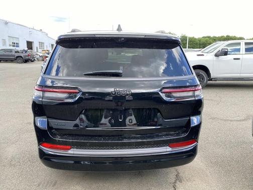 Diamond Black Crystal Pearlcoat 2026 Jeep Grand Cherokee L Limited