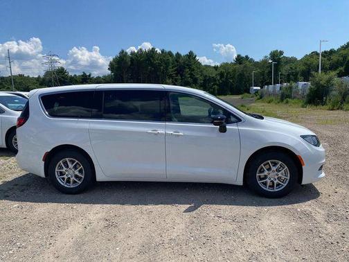 2025 Chrysler Voyager LX