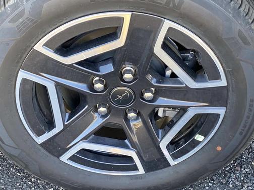 Diamond Black Crystal Pearlcoat 2026 Jeep Cherokee Laredo 4x4