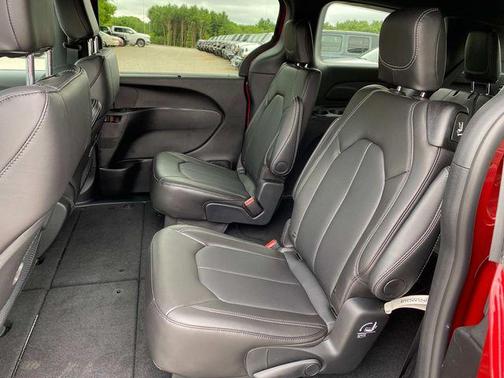 2025 Chrysler Voyager LX