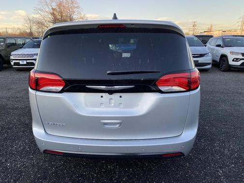 2026 Chrysler Voyager LX