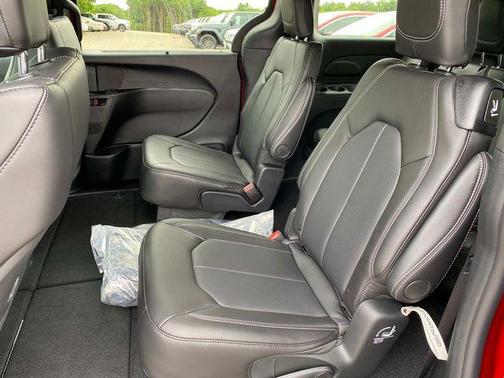 2025 Chrysler Voyager LX