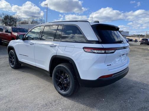 Bright White Clearcoat 2026 Jeep Grand Cherokee Altitude