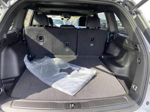 Silver Zynith 2026 Jeep Grand Cherokee Altitude