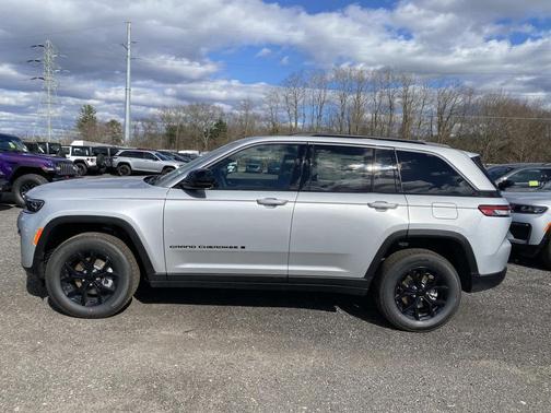 Silver Zynith 2026 Jeep Grand Cherokee Altitude