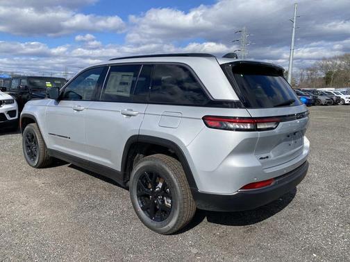 Silver Zynith 2026 Jeep Grand Cherokee Altitude