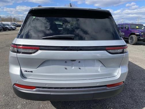 Silver Zynith 2026 Jeep Grand Cherokee Altitude