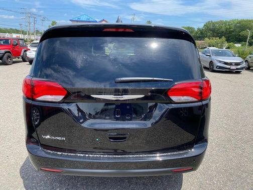 2025 Chrysler Voyager LX